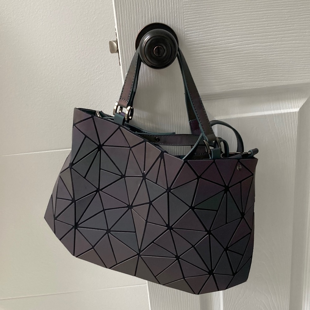COPY - Geometric luminous purse
